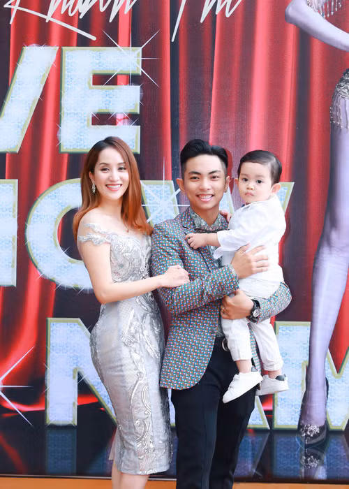 Ban đầu, Phan Hiển không đồng ý cho vợ làm liveshow khi không biết có bán được vé hay không. Tuy nhiên, do Khánh Thi ủ rũ suốt 1 tháng trời lại năn nỉ, thậm chí dùng chiêu khóc nên anh cuối cùng cũng vui vẻ ủng hộ. Ảnh: Dân Việt