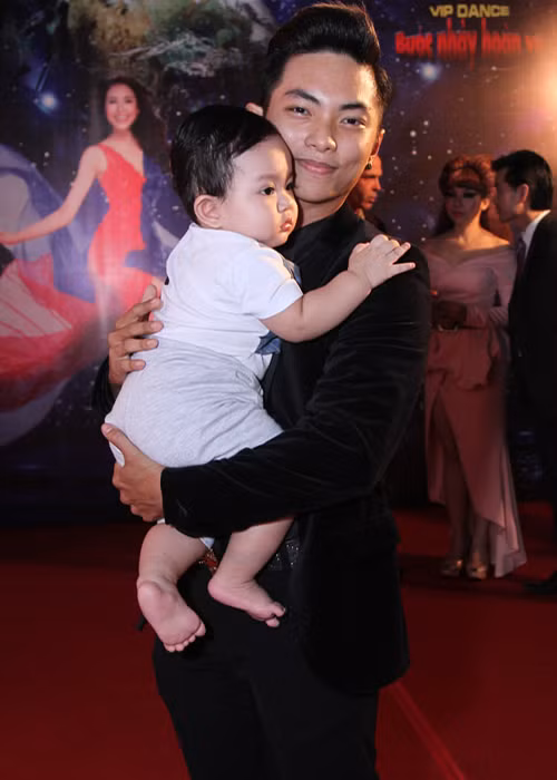 Không ít lần, Phan Hiển bị bắt gặp vừa bế con trai trên tay vừa theo dõi vợ trên sân khấu. Có thể thấy, Khánh Thi đã có một điểm tựa rất vững chắc để có thể yên tâm hoạt động nghệ thuật. Ảnh: Gia đình và xã hội