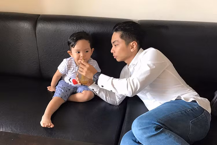 Khánh Thi hạ sinh con trai đầu lòng Kubi vào tháng 7/2015. Từ khi con chào đời, Phan Hiển luôn san sẻ việc chăm sóc con trai với vợ. Dù còn rất trẻ nhưng anh đã là ông bố rất khéo chăm con. Ảnh: FBNV