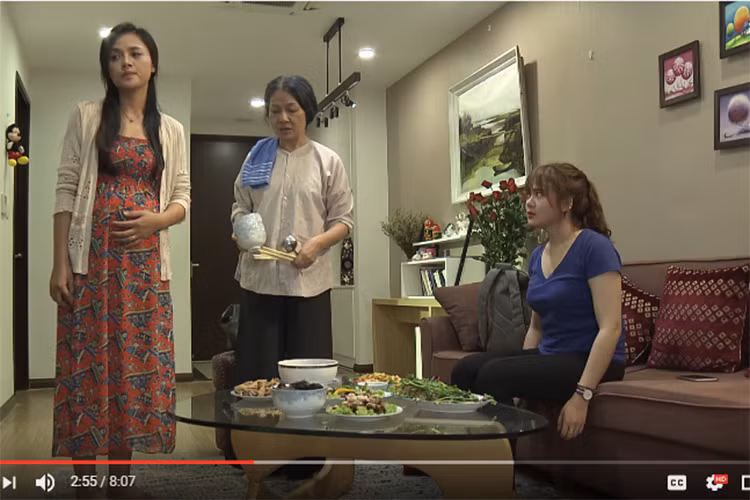 Trong phim “Sống chung với mẹ chồng”, Thảo luôn tỏ khó chịu với chị dâu khá ghê gớm. Mối quan hệ giữa Trang và Thảo dự đoán không hề đơn giản, nhiều khả năng cũng sẽ căng thẳng như giữa Minh Vân và mẹ chồng. Ảnh: chụp màn hình