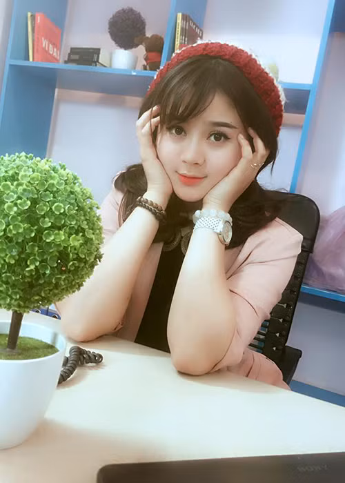 “Khi người đàn ông góa vợ bật khóc” là bộ phim đầu tiên của Trang Moon. Cô đã mất gần 7 tháng quay hình cùng đoàn làm phim. Năm 2013, “Khi người đàn ông góa vợ bật khóc” lên sóng và giúp các diễn viên trẻ như Trang Moon gây chú ý. Ảnh: FBNV