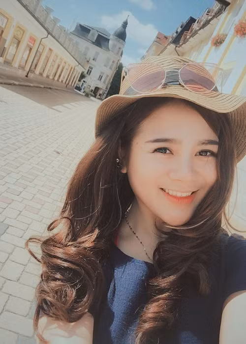 Trang Moon sinh năm 1992, từng học tại trường Đại học Sân khấu Điện ảnh Hà Nội. Hiện tại, nữ diễn viên phim “Sống chung với mẹ chồng” đang công tác tại nhà hát kịch công an nhân dân. Ảnh: FBNV