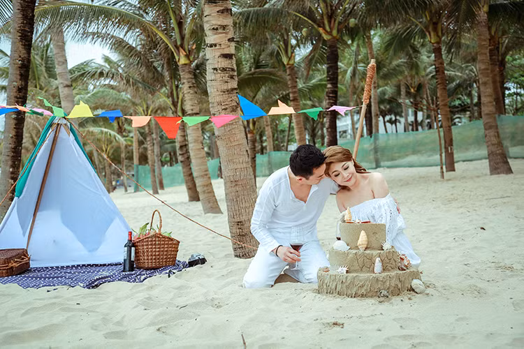 Mong muốn ghi lại kỷ niệm đẹp sau quãng thời gian hẹn hò, bạn trai Thanh Thảo nhận lời tham gia MV mới của nữ ca sĩ.