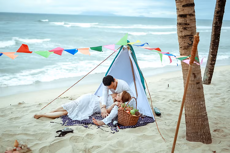 Thanh Thảo và bạn trai Việt kiều tình tứ bên nhau trong khung cảnh lãng mạn ở một bờ biển tại Đà Nẵng.