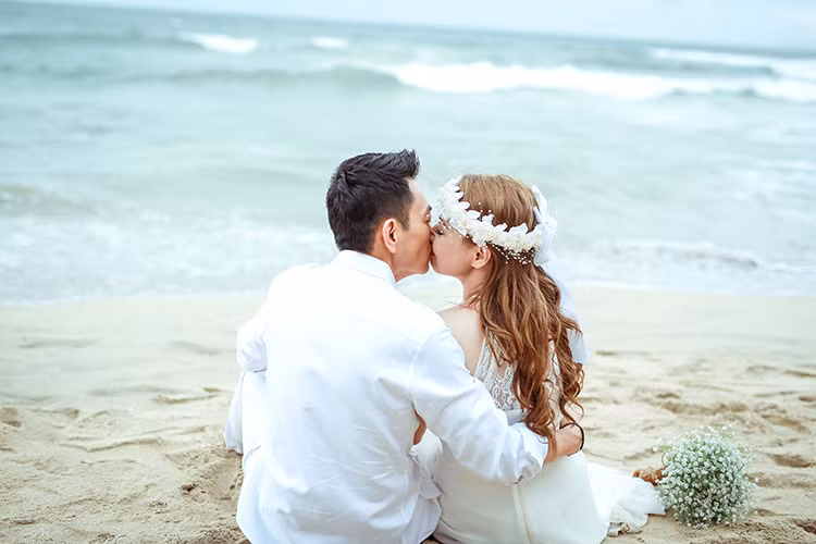 MV mới của Thanh Thảo kể về câu chuyện tình yêu của cô gái có người yêu đi du học nước ngoài và cuối cùng chia tay nhau vì khoảng cách thời gian, không gian.