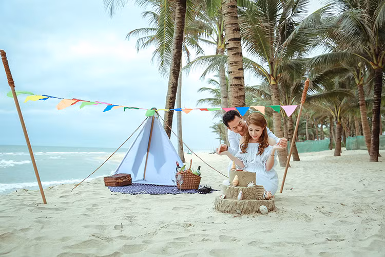 Thanh Thảo và bạn trai Việt kiều đã nhập tâm và diễn những cảnh tình tứ rất tự nhiên như ở ngoài đời.