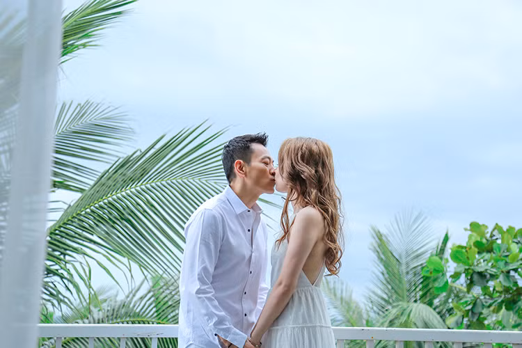 Trước khi xa nhau, cả hai đã có những kỷ niệm đáng nhớ với nhau. Hình ảnh chàng tự tay làm bánh sinh nhật bằng cát trên bãi biển cho nàng chính là câu chuyện tình yêu có thật của Thanh Thảo nhiều năm về trước.