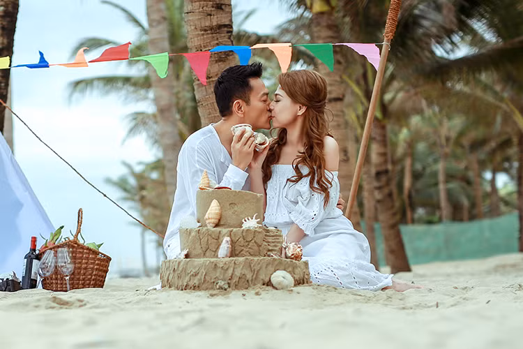 Ca si Thanh Thao lien tuc hon ban trai Viet kieu o bien