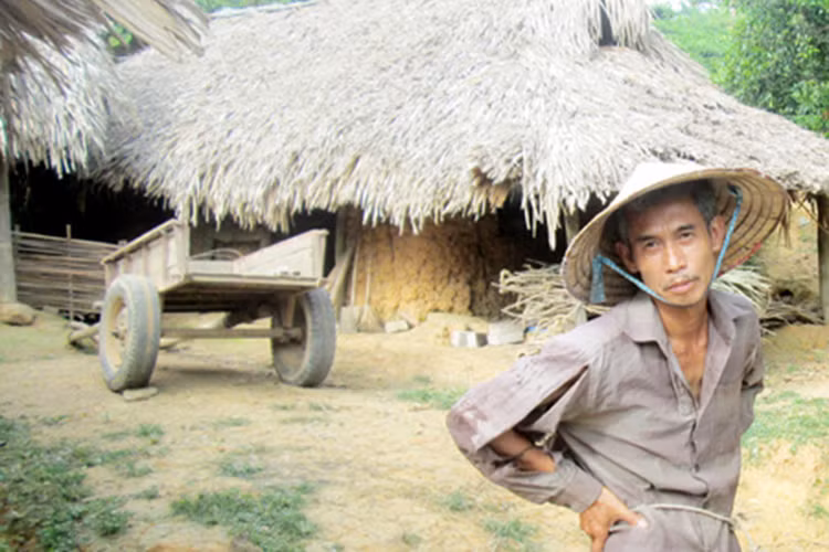 Sở hữu ngoại hình nhỏ nhắn, gương mặt gầy, nghệ sĩ Phú Đôn được đo ni đóng giày dạng vai người đàn ông nghèo khổ, lam lũ. Nhiều khán giả yêu mến nghệ sĩ Phú Đôn còn đặt cho anh biệt danh “người đàn ông có gương mặt đau khổ” của màn ảnh Việt. Một số bộ phim gây ấn tượng của diễn viên Phú Đôn gồm: “Bão qua làng”, “Ma làng”, “Bỏ vợ”...Ảnh: VTV