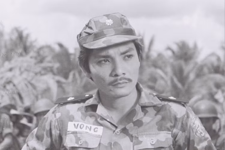 Diễn viên Thương Tín là một trong những diễn viên nổi tiếng nhất điện ảnh miền Nam sau giải phóng. Các vai diễn được khán giả nhớ nhất của anh là thiếu tá Vọng của “Ván bài lật ngửa”, Sáu Tâm của “Biệt động Sài Gòn”, tướng cướp Bạch Hải Đường của “SBC”, Tám Thương của “Chiến trường chia nửa vầng trăng”. Ảnh: Gia đình xã hội