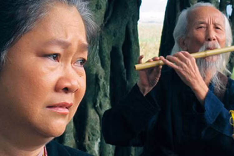 “Ông Bụt” của màn ảnh Việt vẫn chưa được công nhận danh hiệu ưu tú. Nói về chuyện này, nghệ sĩ Hồng Chương từng chia sẻ với báo chí rằng tình cảm của khán giả dành cho mình quan trọng hơn chuyện danh hiệu. Hiện tại, ở tuổi ngoài 80, ông vẫn nhận lời đóng phim. Ảnh: An ninh thủ đô