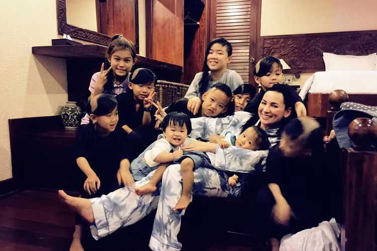 Phi Nhung không thích bon chen. Ngoài công việc, cô dành trọn thời gian rảnh rỗi để chăm sóc các con nuôi.