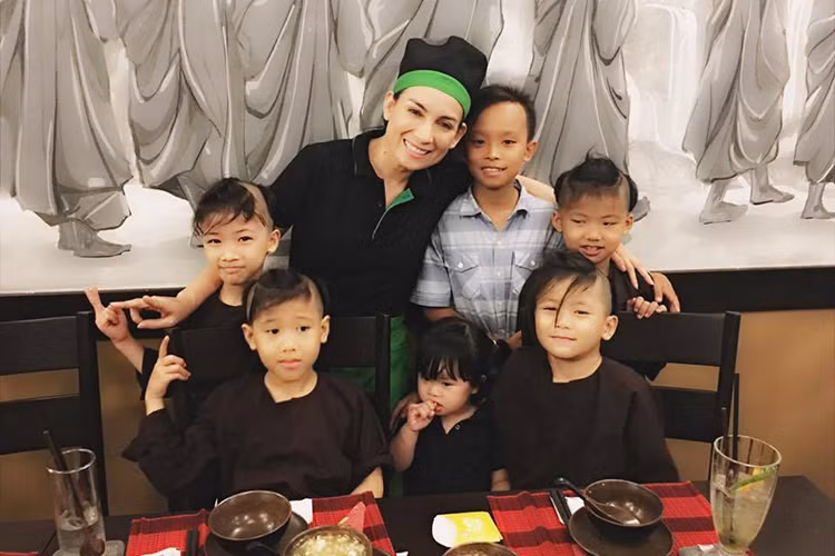 Nhận nuôi 22 người con, Phi Nhung trở thành nữ ca sĩ có nhiều con nuôi nhất làng giải trí Việt.