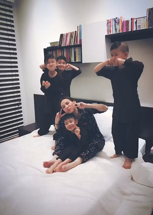 Khoảnh khắc bình yên, đầy hạnh phúc của giọng ca “Áo mới Cà Mau” bên 4 trong số 22 người con nuôi.