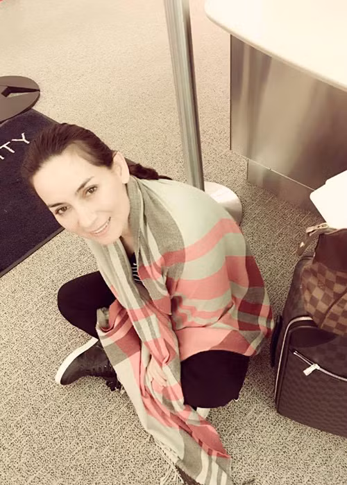 Phi Nhung không cầu kỳ trong cuộc sống. Dù là ca sĩ hàng đầu hải ngoại nhưng cô không ngại ngồi bệt tại sân bay khi đi diễn.