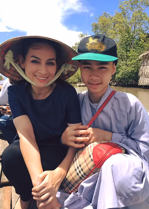 Phi Nhung là nữ ca sĩ luôn tích cực đi làm từ thiện. Trong các chuyến đi, cô thường xuyên dẫn theo các con nuôi.