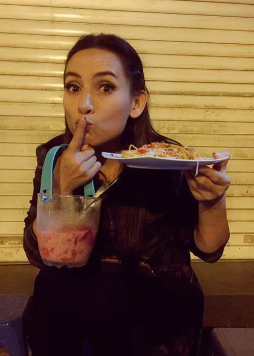 Phi Nhung là nữ ca sĩ đắt show hải ngoại trong những năm qua. Tuy nhiên, đằng sau ánh đèn sân khấu, cô chọn cuộc sống bình dị và có tình riêng lận đận ít người biết.