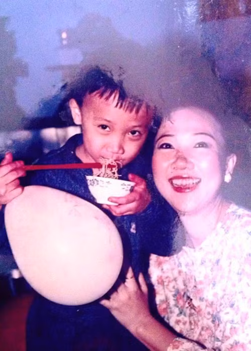 Vẻ ngoài trẻ đẹp hiền từ của mẹ Trấn Thành được người hâm mộ của nam MC khen ngợi. Ảnh: FBNV