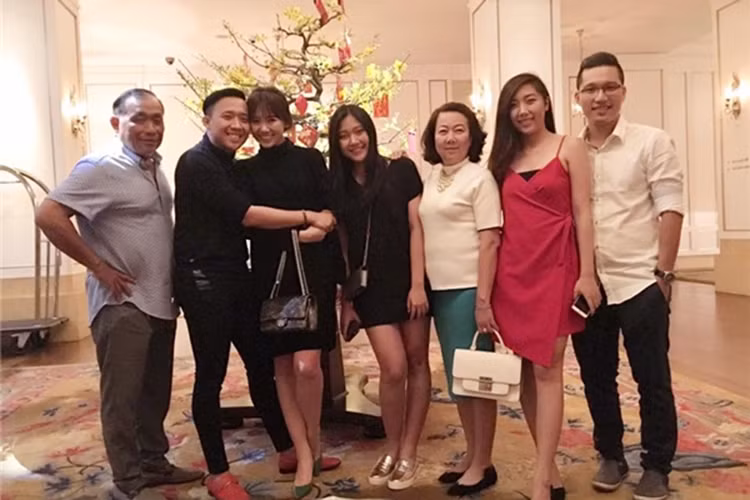 Mẹ của Trấn Thành cũng rất yêu thương cô con dâu là Hari Won. Khi Hari Won chưa về nhà chồng, bà vốn dành nhiều tình cảm cho cô. Ảnh: FBNV