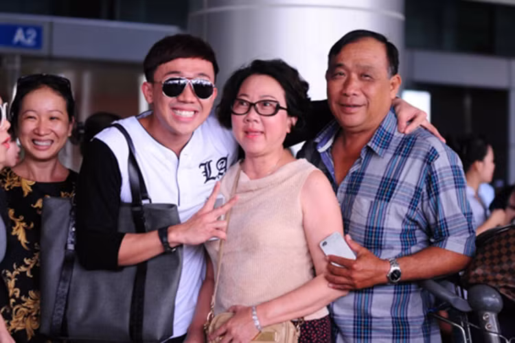 Bố mẹ Trấn Thành luôn dõi theo ủng hộ con trai làm nghệ thuật kể từ khi anh bước chân vào làng giải trí. Ảnh: Yan