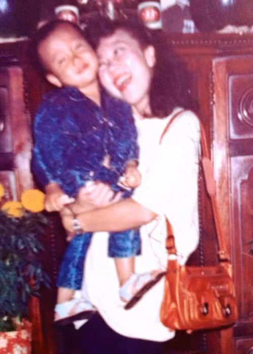 Hình ảnh Trấn Thành vô cùng dễ thương hồi nhỏ khi bên mẹ được nam danh hài chia sẻ. Nhiều fans nhận xét Trấn Thành có nhiều điểm giống mẫu thân của anh. Ảnh: FBNV