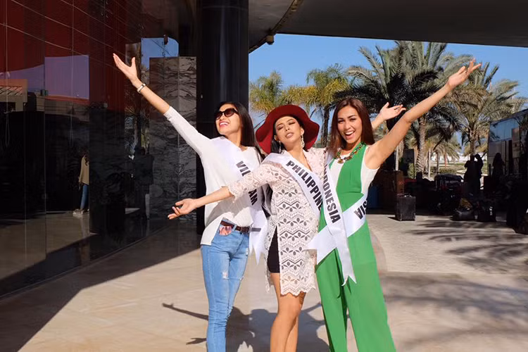 Đại diện Philippines và Indonesia cùng Nguyễn Thị Thành thoải mái vui đùa khi không phải cùng nhau thi tài. Ảnh: FBNV