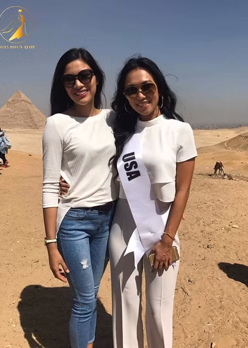 Biết Bảo Anh là người đẹp gốc Việt tại cuộc thi Hoa hậu Môi trường Quốc tế 2017, Nguyễn Thị Thành nhanh chóng làm quen. Ảnh: Venus Beauty Queen