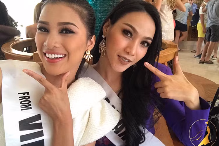 Nguyễn Thị Thành cũng thường xuyên rủ người đẹp đến từ Thái Lan chụp hình kỷ niệm cùng mình. Ảnh: Venus Beauty Queen