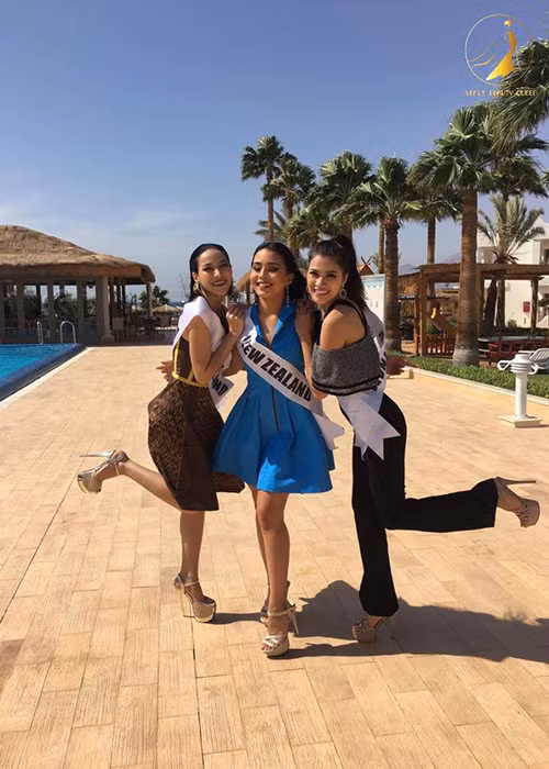 Hình ảnh Nguyễn Thị Thành tạo dáng nhí nhảnh bên đại diện Thái Lan và New Zealand. Ảnh: Venus Beauty Queen