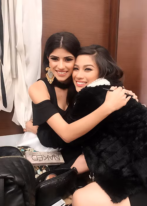 Dù là đối thủ của nhau nhưng đại diện Puerto Rico từng hỗ trợ Nguyễn Thị Thành trang điểm cho phần thi tài năng. Ảnh: FBNV