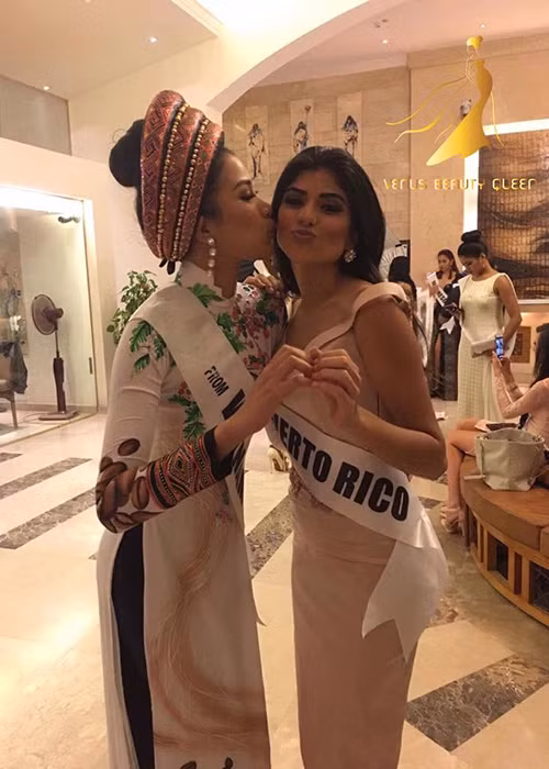 Nguyễn Thị Thành dành nụ hôn má tình cảm cho người bạn vô cùng thân thiết của mình tại cuộc thi. Ảnh: Venus Beauty Queen