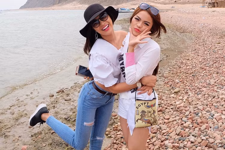 Cùng ở một phòng, Nguyễn Thị Thành và người đẹp đến từ Myanmar đã có tình bạn đẹp sau gần nửa tháng tham gia cuộc thi. Ảnh: FBNV