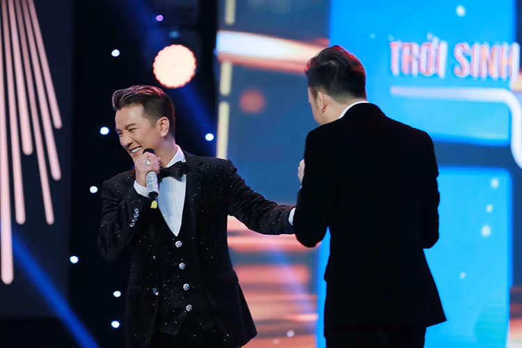 Đàm Vĩnh Hưng tỏ ra vô cùng bất ngờ khi nhận được món quà của Dương Triệu Vũ trước các khán giả.