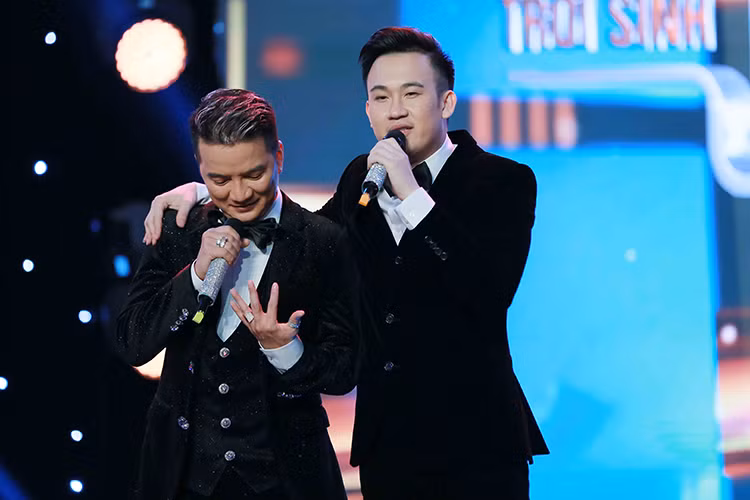 Trong tiết mục song ca, Mr Đàm và “đàn em” còn không ngại diện đồ đôi thể hiện những ca từ đầy ngọt ngào trong một sáng tác trữ tình.