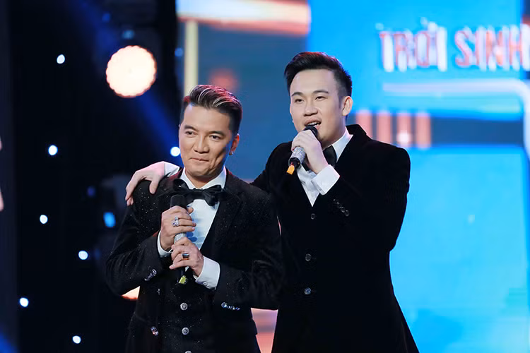 Trong “Trời sinh một cặp”, Đàm Vĩnh Hưng ngồi ghế giám khảo còn Dương Triệu Vũ đảm nhận vai trò huấn luyện viên.