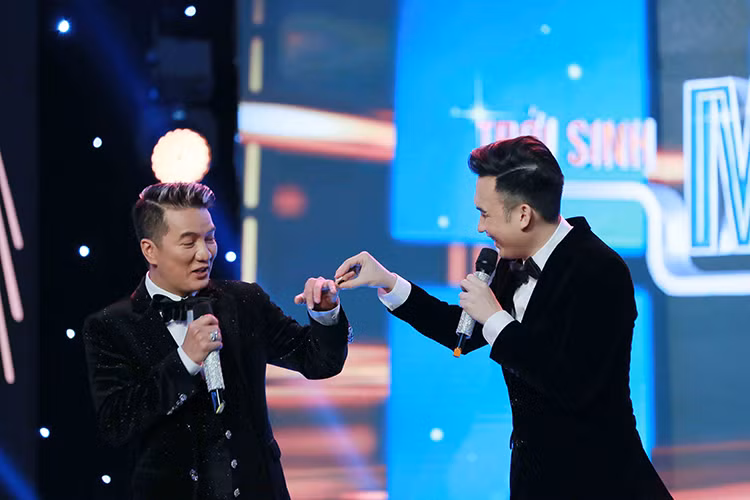 Đàm Vĩnh Hưng và Dương Triệu Vũ vốn có mối quan hệ rất thân thiết kể từ khi Dương Triệu Vũ trở về Việt Nam hoạt động nghệ thuật.