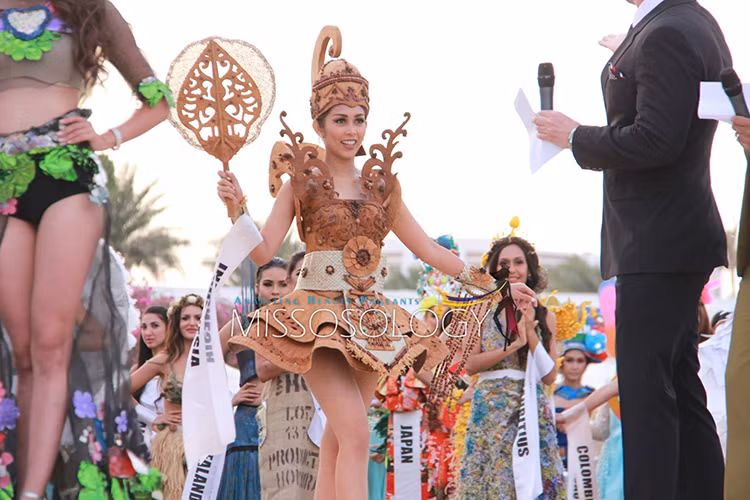 Đến từ Indonesia, Annisa Ananda Nusyirwan mang đến bộ trang phục tái chế được thực hiện vô cùng kì công sử dụng chất liệu thân thiện với môi trường và đậm chất dân tộc. Ảnh: Missosology