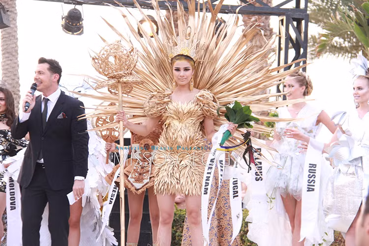 Để thực hiện bộ trang phục này, ê-kíp của Nguyễn Thị Thành đã di chuyển xuống tận Bến Tre để lấy nguyên liệu lá dừa và quá trình hoàn thiện thành bộ đầm mất khoảng 2 ngày. Ảnh: Missosology