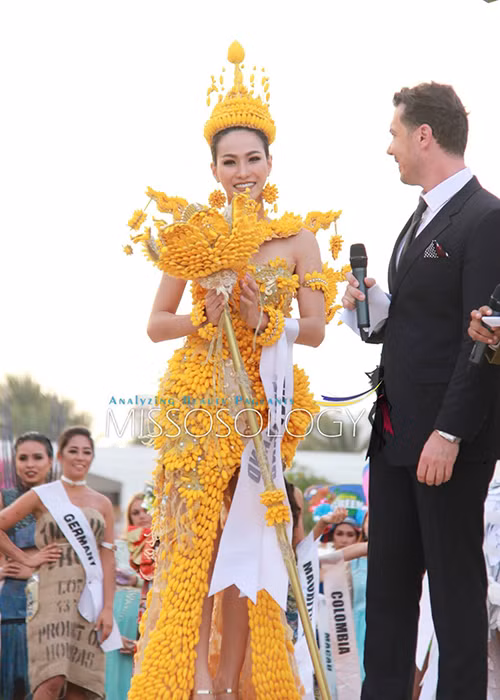 Về thứ 2 ở phần thi trang phục tái chế tại Hoa hậu Môi trường Quốc tế 2017, đại diện Thái Lan Chanita Jantanet mang đến cuộc thi bộ trang phục được làm từ kén tằm. Ảnh: Missosology