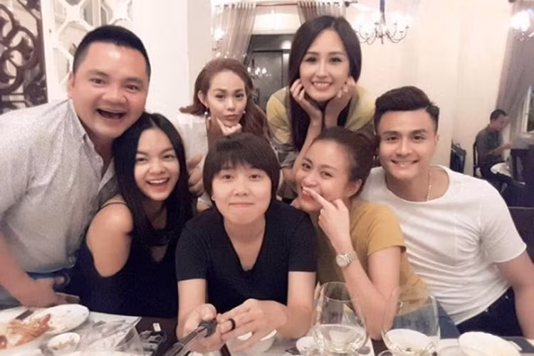 Ngoài đời, Minh Hằng cùng Mai Phương Thúy, Hoàng Thùy Linh và Phạm Quỳnh Anh là một nhóm bạn vô cùng gắn bó. Mỗi khi rảnh rỗi, cả nhóm lại tụ tập trò chuyện, vui chơi và chia sẻ mọi thứ với nhau. Ảnh: Saostar