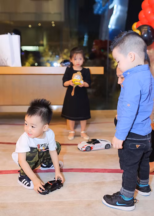 Nhóc tì nhà Ngọc Thạch càng lớn, càng hiếu động và đáng yêu. Bên cạnh vẻ ngoài, bé còn giống bố ở sở thích xe ô tô. Ảnh: FBNV