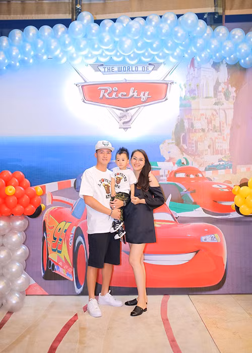 Không gian buổi tiệc sinh nhật bé Ricky được trang trí theo chủ đề thế giới ô tô và những chùm bóng bay. Ảnh: FBNV