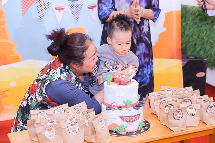 Con trai của vợ chồng Ngọc Thạch - Bình Dương chu môi thổi nến mừng tuổi mới bên những người bạn học ở lớp mẫu giáo. Ảnh: FBNV