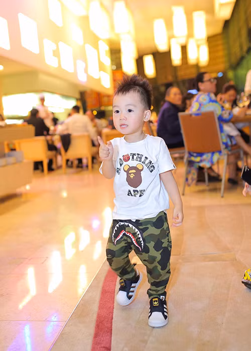 Con trai Ngọc Thạch kháu khỉnh, đáng yêu. Ngay từ nhỏ, cậu nhóc đã được bố mẹ chăm chút vẻ ngoài. Ảnh: FBNV