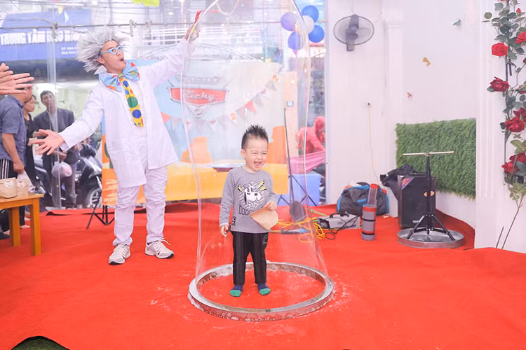 Mới đây, trên trang cá nhân, siêu mẫu Ngọc Thạch chia sẻ hình ảnh tiệc sinh nhật 2 tuổi của cậu con trai đầu lòng Ricky tại trường học và ở một khách sạn. Ảnh: FBNV