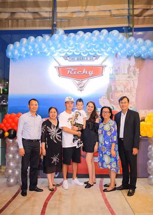 Tiệc sinh nhật 2 tuổi của con trai Ngọc Thạch có sự tham gia của gia đình và bạn bè thân thiết. Ảnh: FBNV