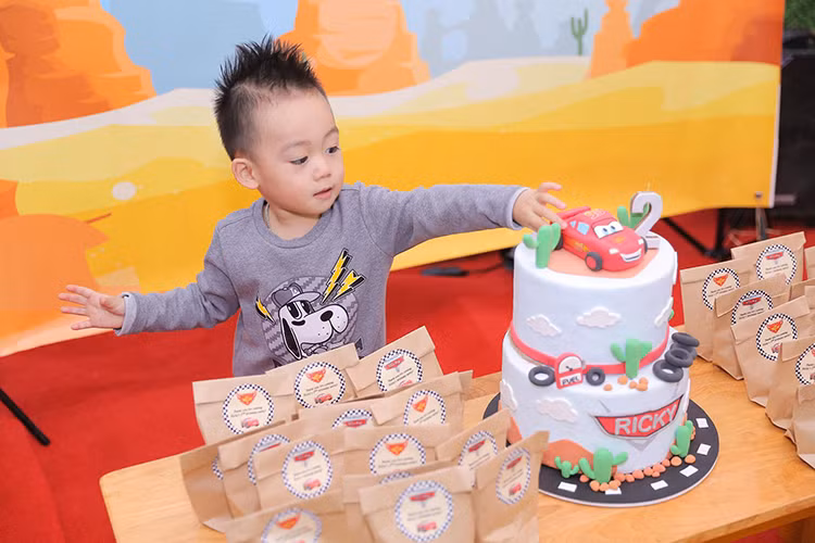 Bé Ricky vốn rất mê ô tô nên vợ chồng Ngọc Thạch đã đặt bánh sinh nhật được trang trí theo đồ vật mà con trai thích. Ảnh: FBNV