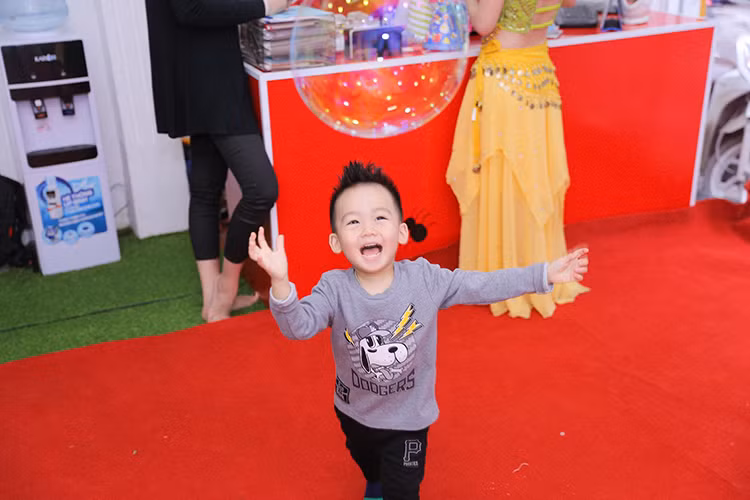 Được biết, bé Ricky chào đời vào ngày 2/4/2015. Trong ảnh, cậu nhóc phấn khích trong tiệc sinh nhật tại lớp học. Ảnh: FBNV