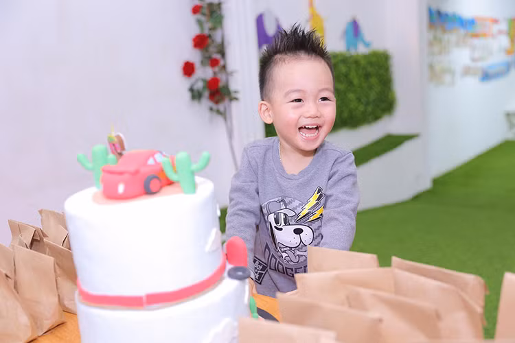 Cậu quý tử đầu lòng của Ngọc Thạch và thiếu gia Bình Dương vui vẻ đón sinh nhật tròn 2 tuổi bên bạn bè. Ảnh: FBNV