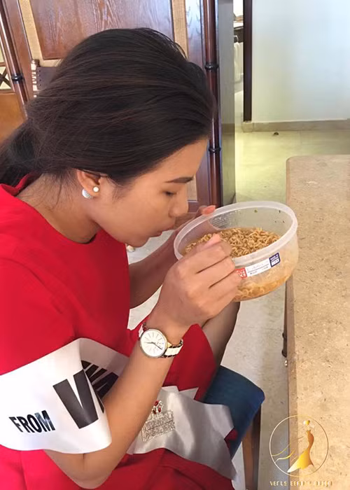 Ở hậu trường một buổi tổng duyệt cho chung kết, người đẹp gốc Bắc Ninh ăn tạm mì gói chống đói. Ảnh: Venus Beauty Queen